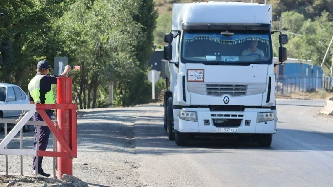 С 9 сентября водителей грузовиков в КР будут проверять на нарушение весовых норм