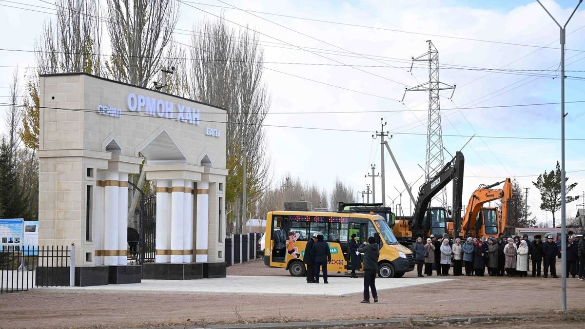Акылбек Жапаров посетил ключевые объекты в Кочкоре: систему полива, автовокзал и спортивный комплекс