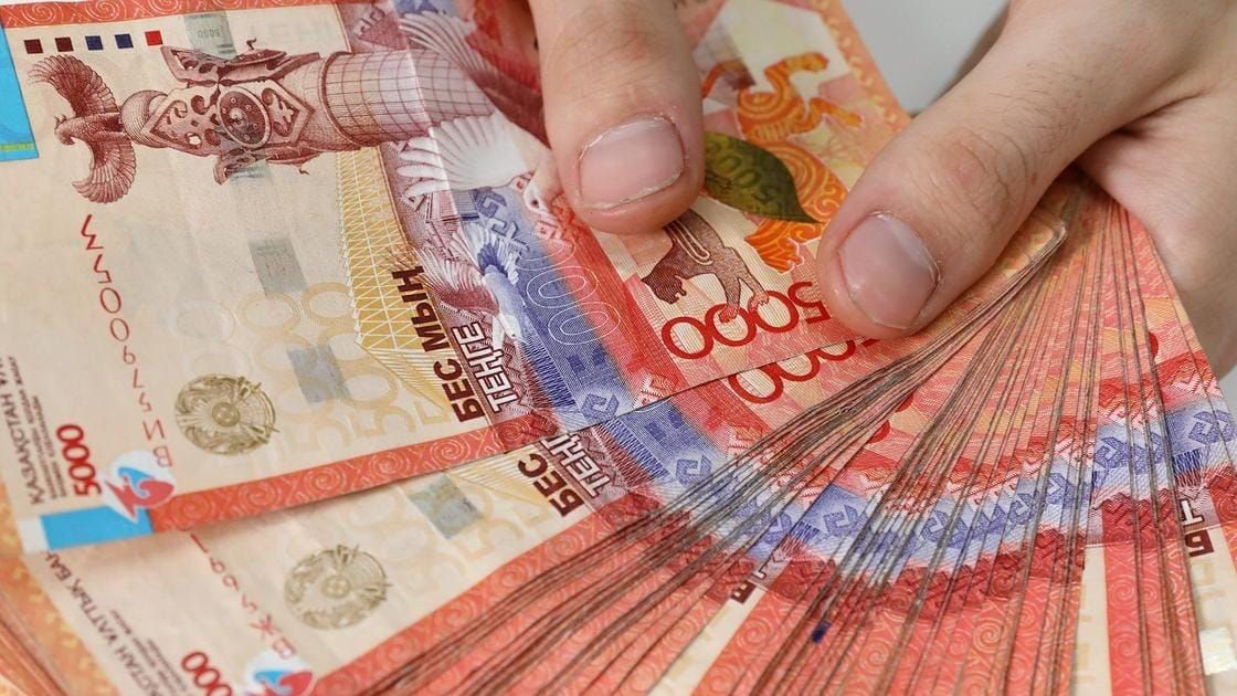 Нацбанк Казахстана продлил обращение банкнот 5000 тенге старого образца