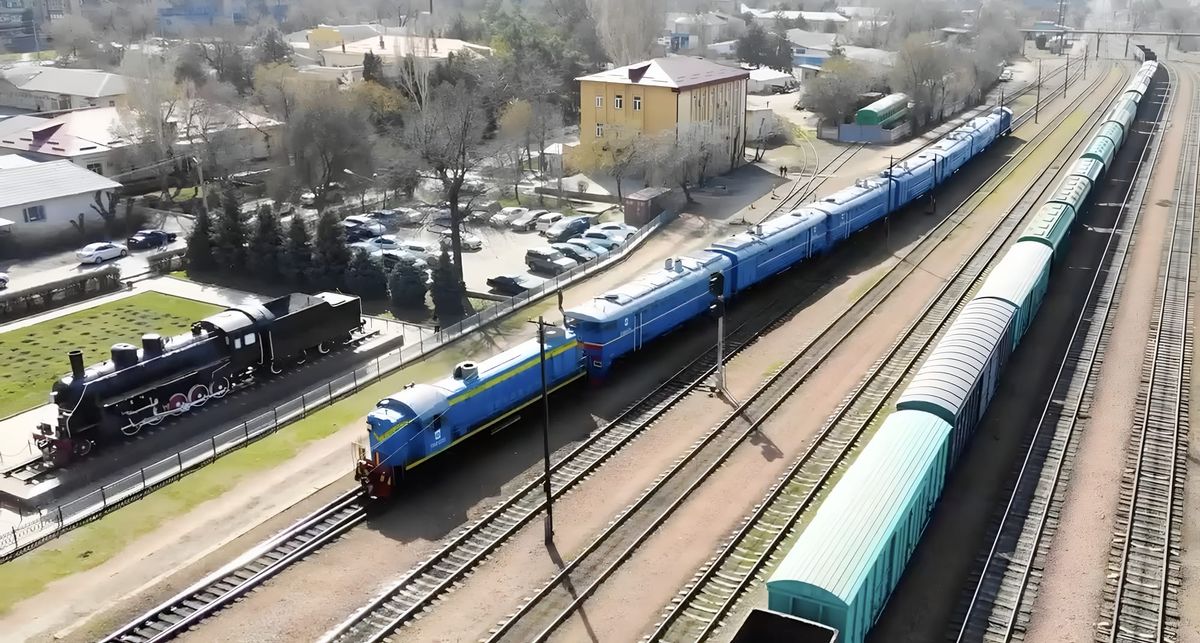 Пять тепловозов, безвозмездно переданные Казахстаном, прибыли в Кыргызстан – видео
