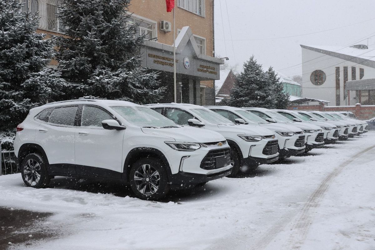 Социальный фонд КР передал регионам девять новых Chevrolet Tracker отечественной сборки