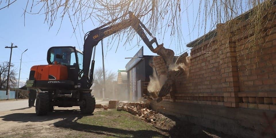 В Таласе демонтируют незаконные постройки по улице Умөт Молдо