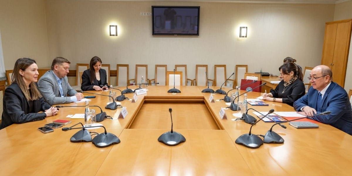 Посол КР в РФ предложил депутату Госдумы освободить кыргызских детей от тестирования