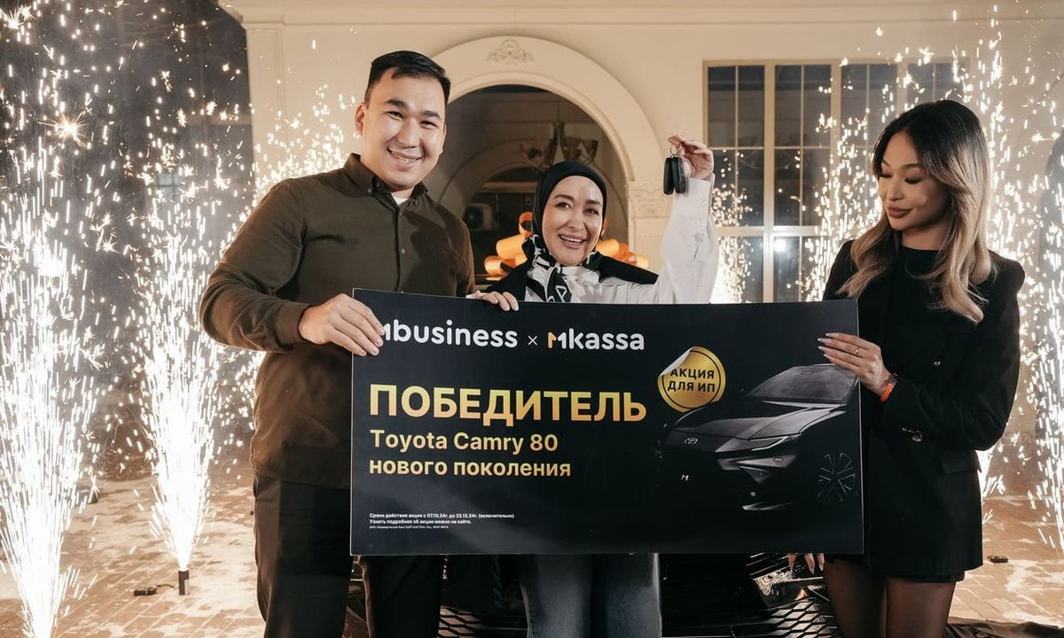 MBANK наградил победителей второго этапа акции «Принимай платежи по QR» и подарил второй автомобиль Toyota Camry 80