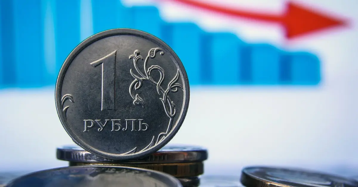 Рубль продолжает падать: в банках КР его покупают по 0.8 сома — курс валют на 27 ноября