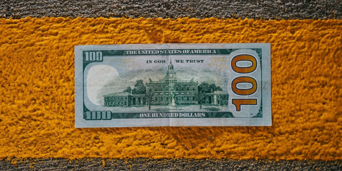 Доллар отыграл падение, евро, рубль и тенге просели — курс Нацбанка на 20 марта