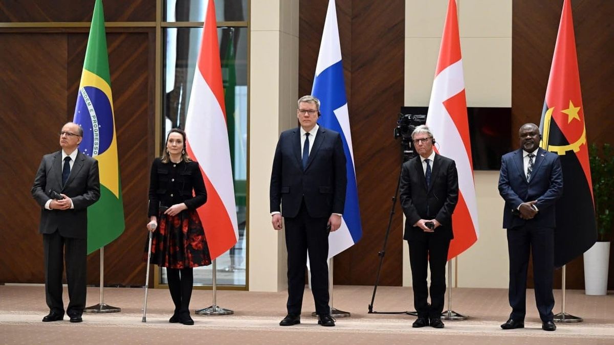Садыр Жапаров принял верительные грамоты от послов шести стран