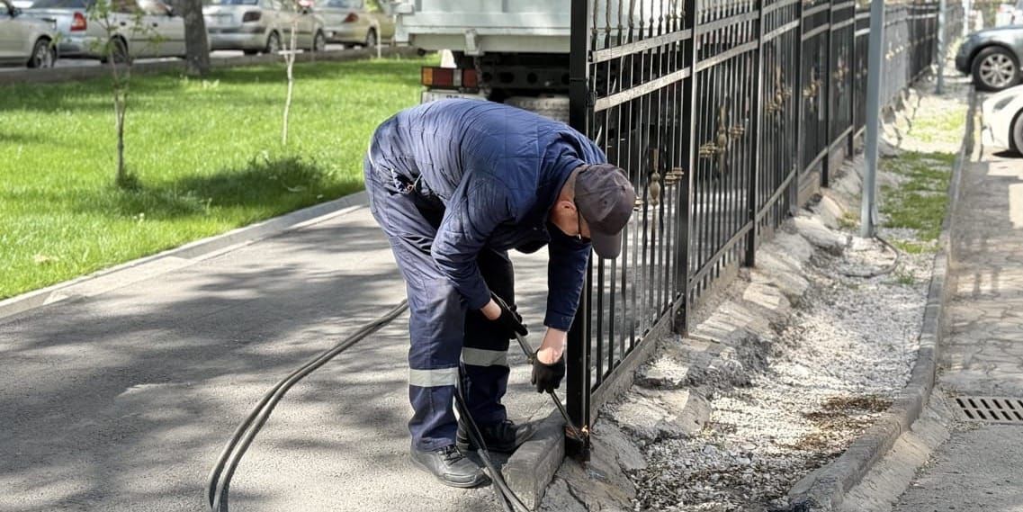 В Бишкеке продолжается демонтаж незаконных ограждений вокруг многоэтажек
