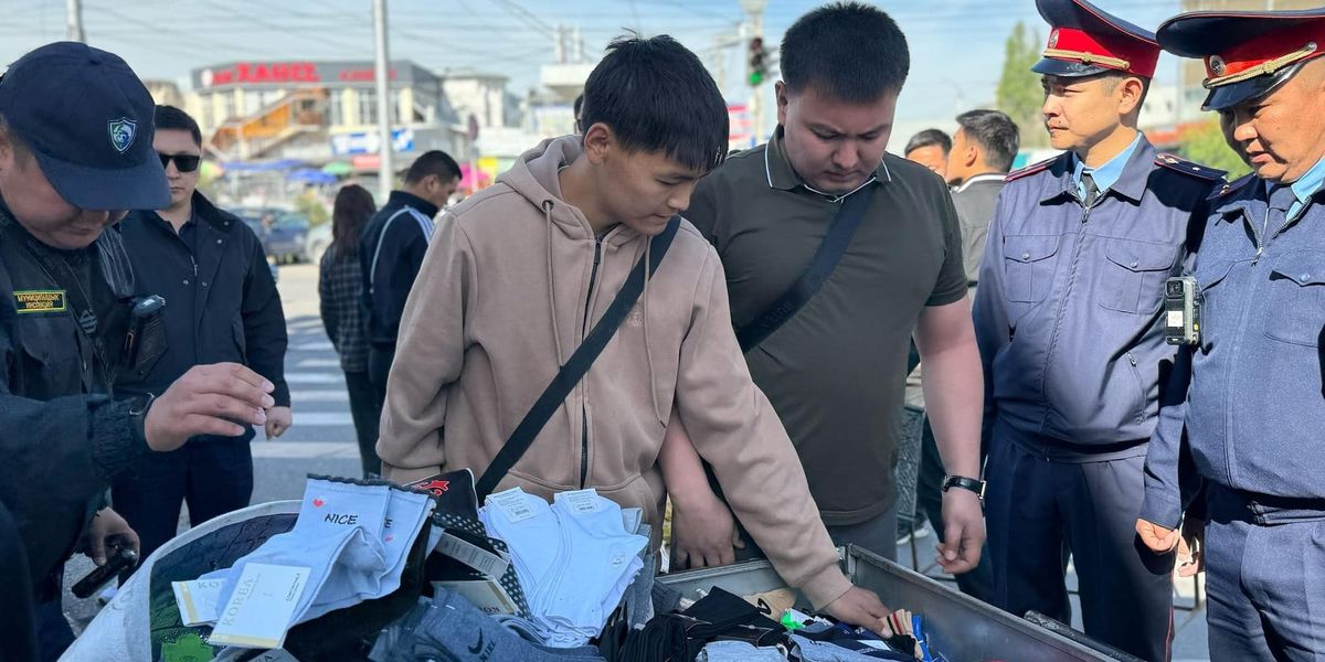 Периметр Ошского рынка в Бишкеке продолжают очищать от стихийной торговли