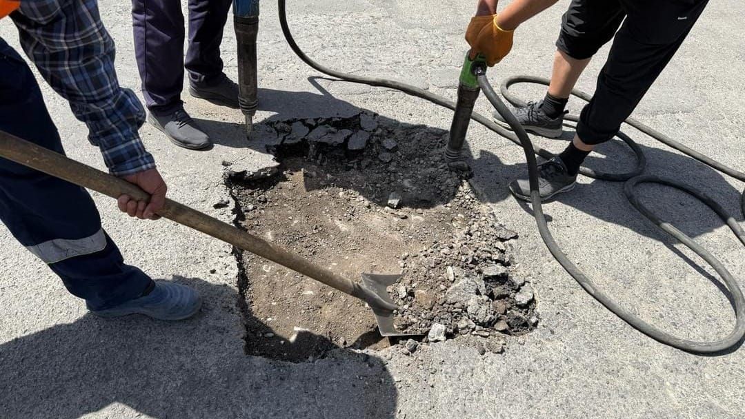 В Бишкеке проводят ямочный ремонт: где уже восстановили покрытие?