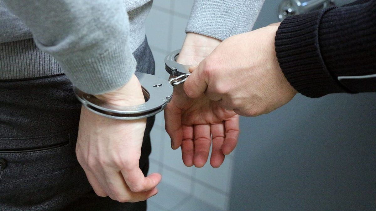 Мужчина пытался «купить» перевод осужденного за убийство в колонию-поселение – его задержали