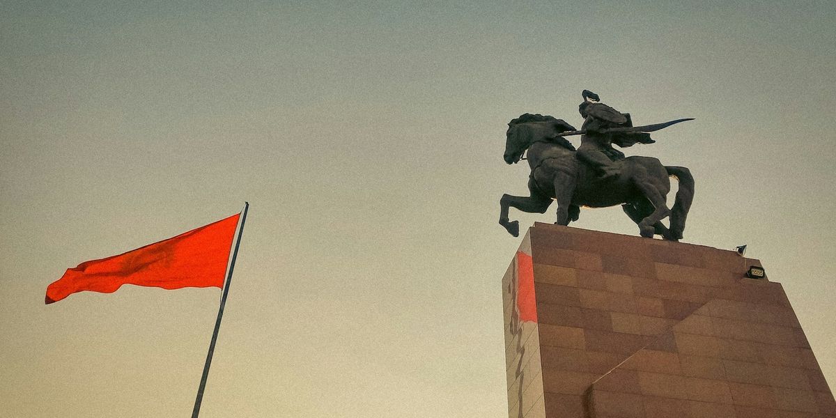 Два Манаса — перебор? Эмилбек Каптагаев выступил за перестановку памятников в центре Бишкека