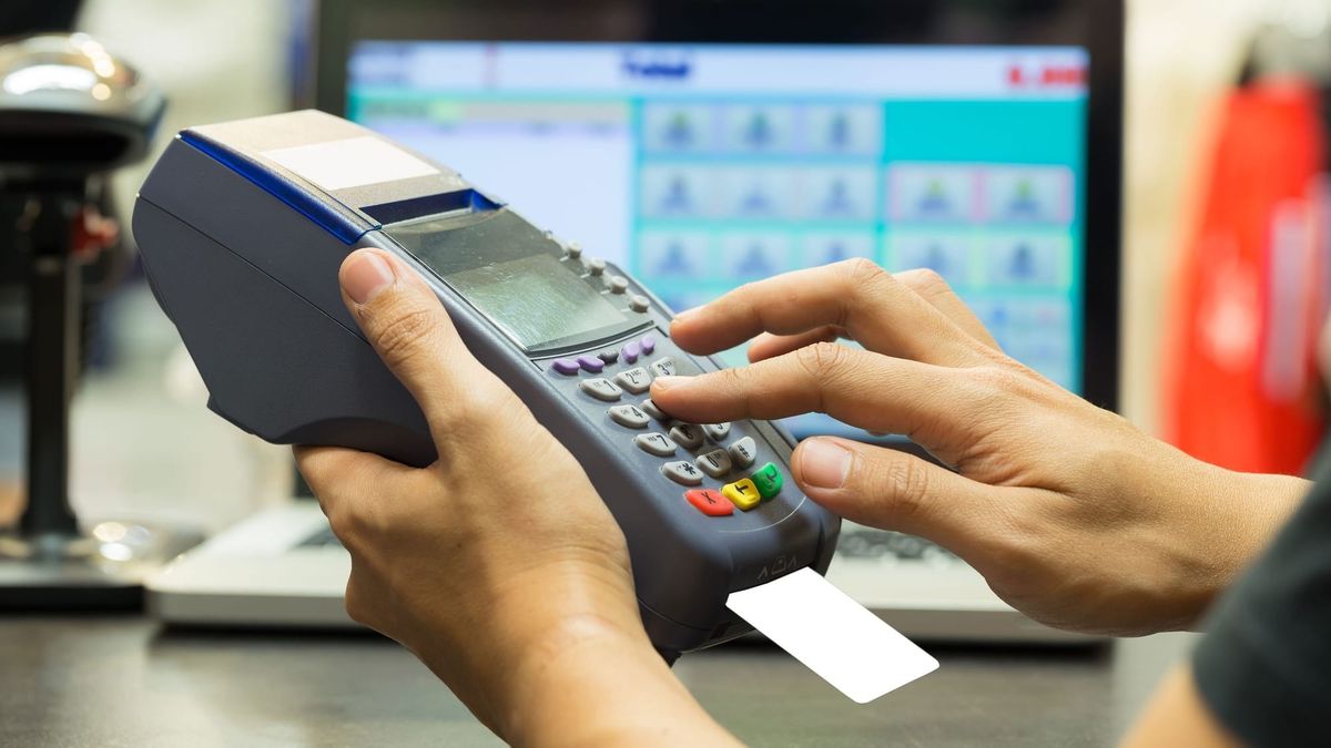 В Бостери торговые точки проверили на наличие POS-терминалов и QR-кодов