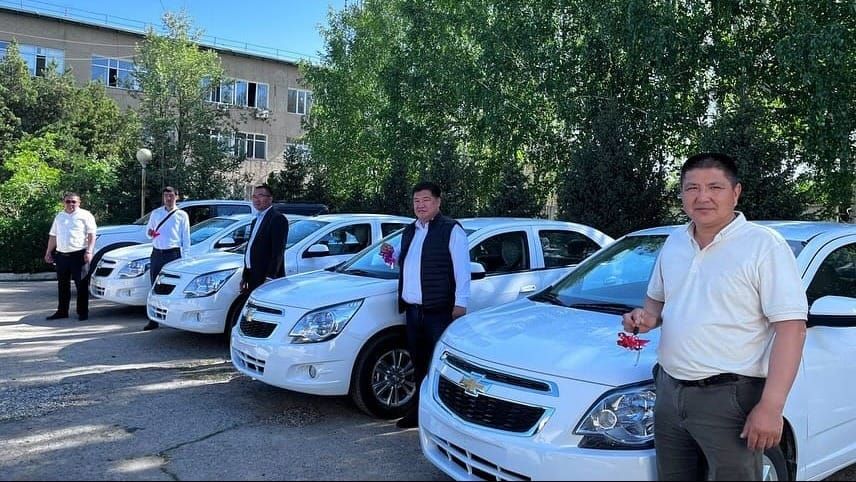 Районные электрические сети Таласа получили новые служебные автомобили