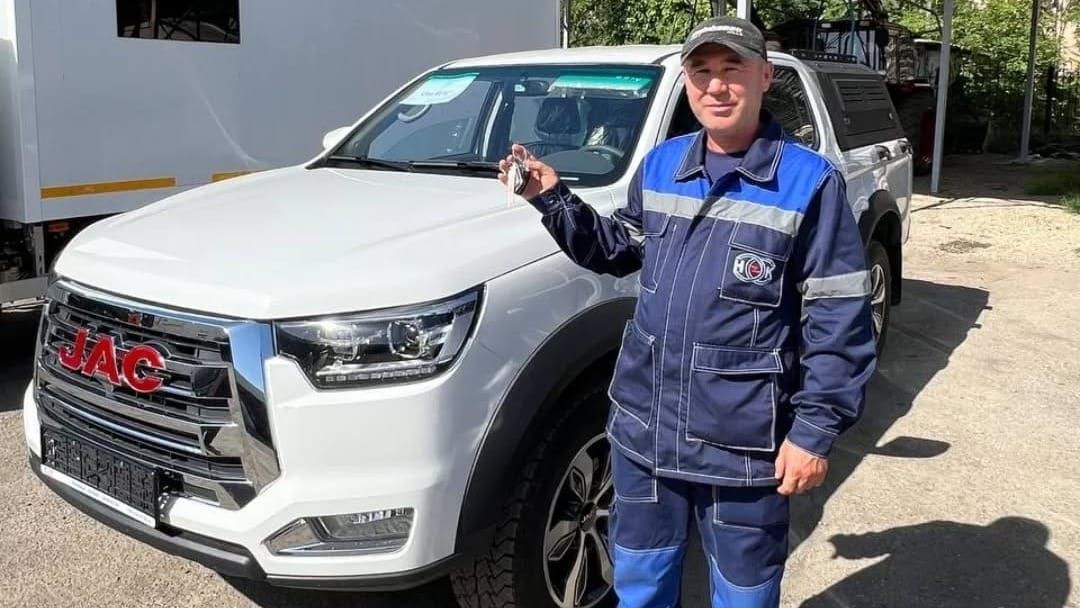Энергетикам Оша вручили 8 новых автомобилей