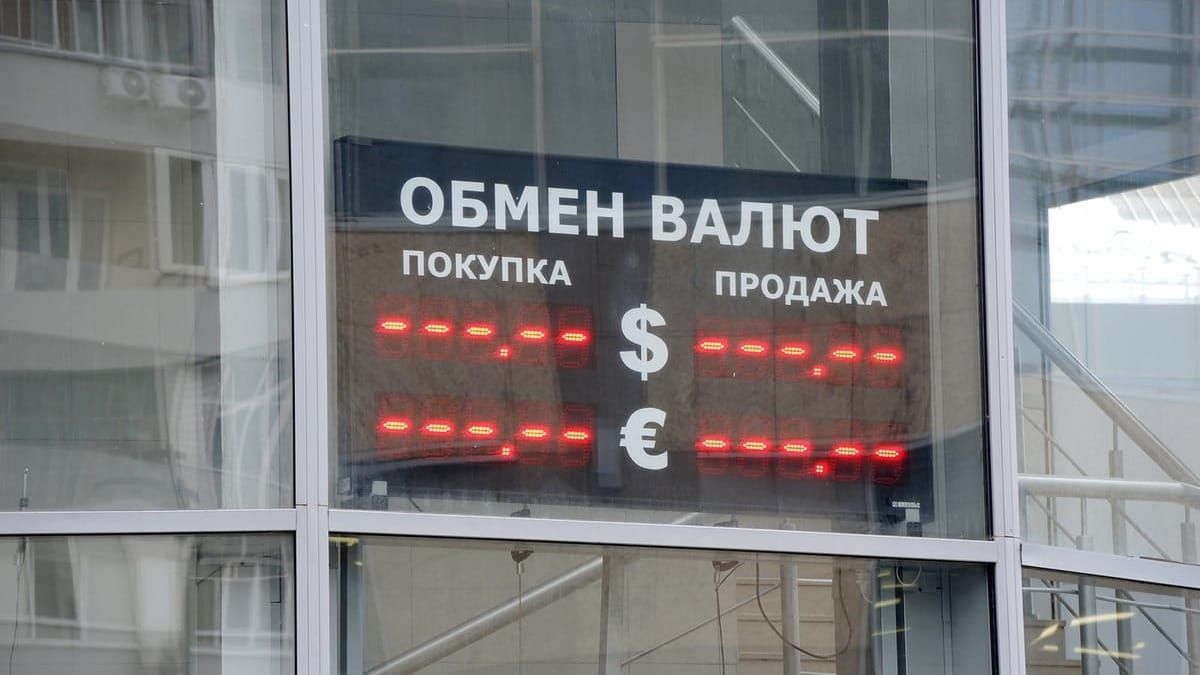 Нацбанк временно приостановил лицензии двух обменок в Бишкеке