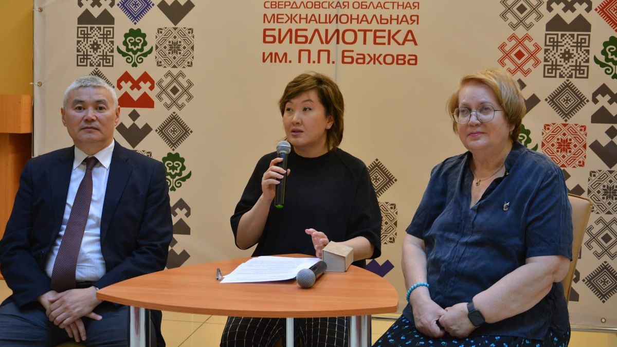 Кыргызстанцы пожаловались на очереди и проверки: в Екатеринбурге прошла встреча с акыйкатчы КР