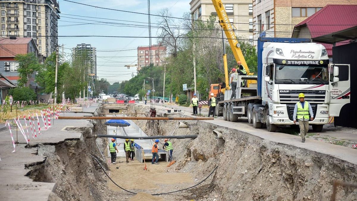 В Бишкеке ведется реконструкция теплосети: мэр проверил ход работ