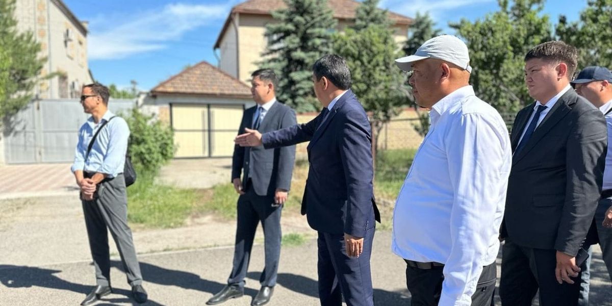 В Бишкеке выявили 13 самовольно установленных заборов на улице Курултай