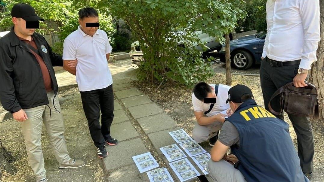 Начальник МТУ мэрии Бишкека задержан с поличным при получении взятки — ГКНБ