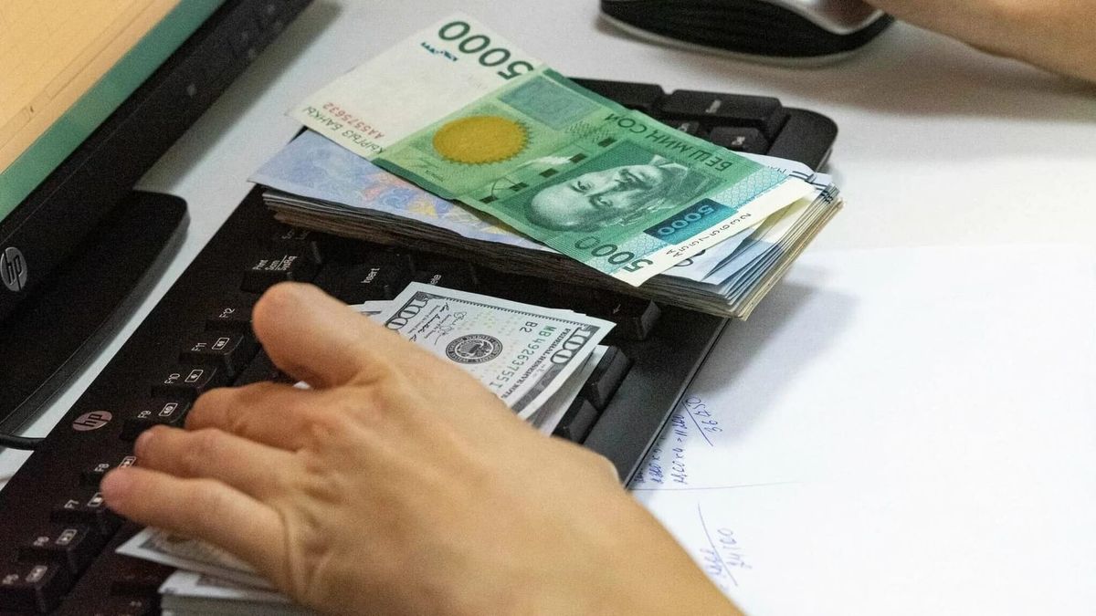 В 2025 году в КР перевели 68 млрд сомов — кто контролирует рынок?