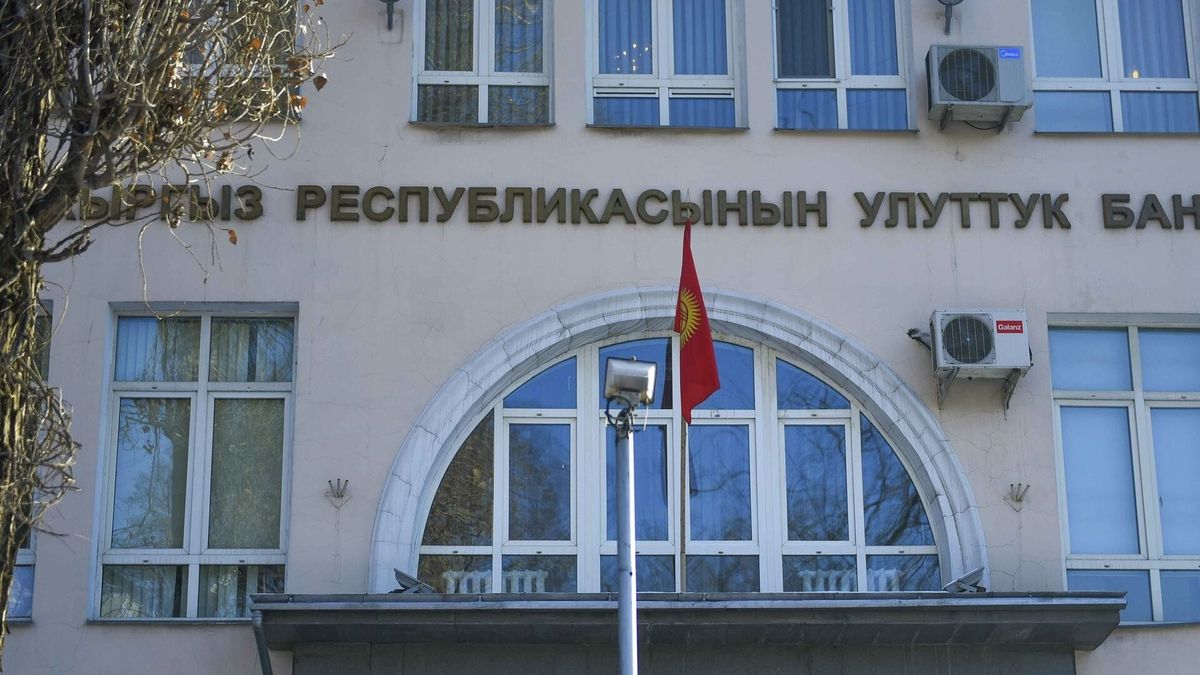 Нацбанк КР временно приостановил лицензию обменного бюро в Бишкеке