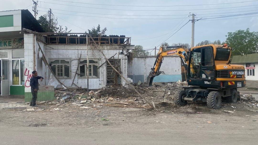 В Араванском районе выявили 54 самостроя на трассе — 13 уже снесли