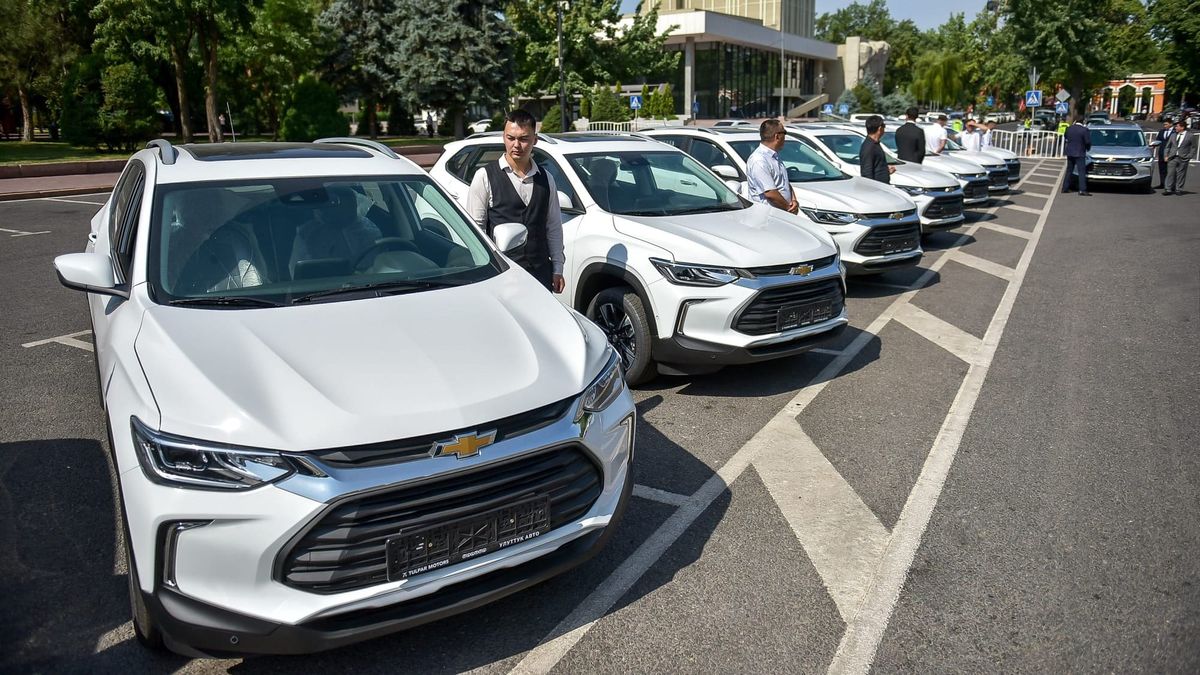 Адылбек Касымалиев вручил Минэконому 26 авто отечественного производства