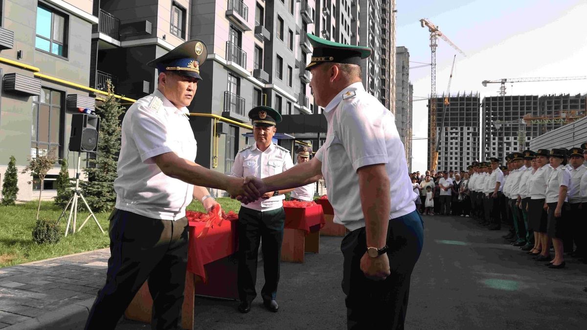 Камчыбек Ташиев вручил 77 пограничникам ключи от квартир в Бишкеке