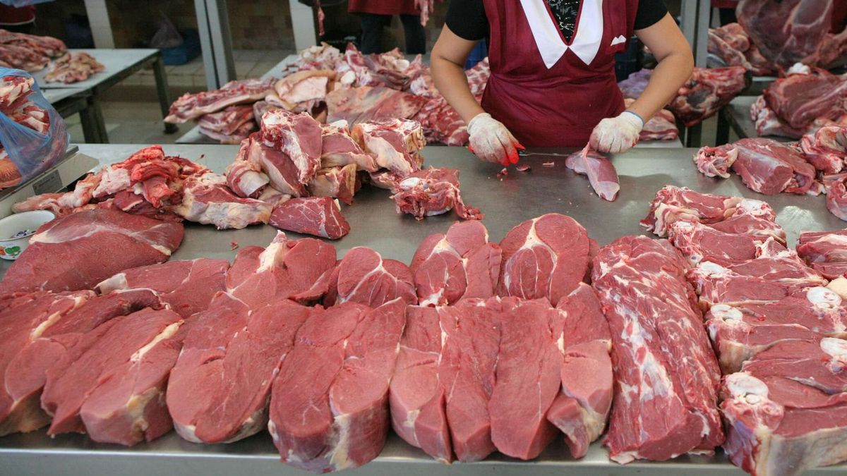 Продавцов столичных рынков предостерегли от повышения цен на мясо