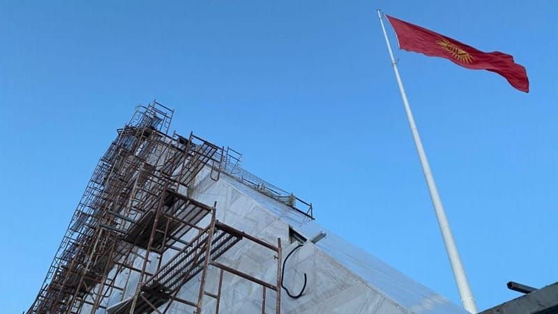 Реконструкция памятника «Айкөл Манас» в Бишкеке близка к завершению