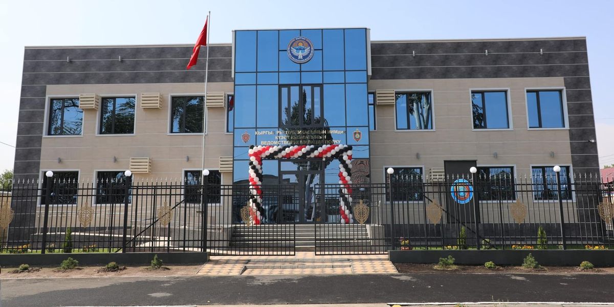 В Бишкеке открыли новое здание полка милиции и передали 16 авто – до конца лета введут еще 40 объектов