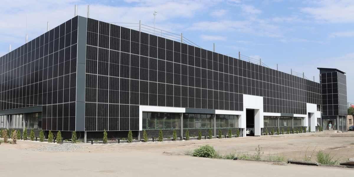 Компания инвестировала $1.1 млн в солнечную электростанцию на крыше и фасаде офиса в Бишкеке