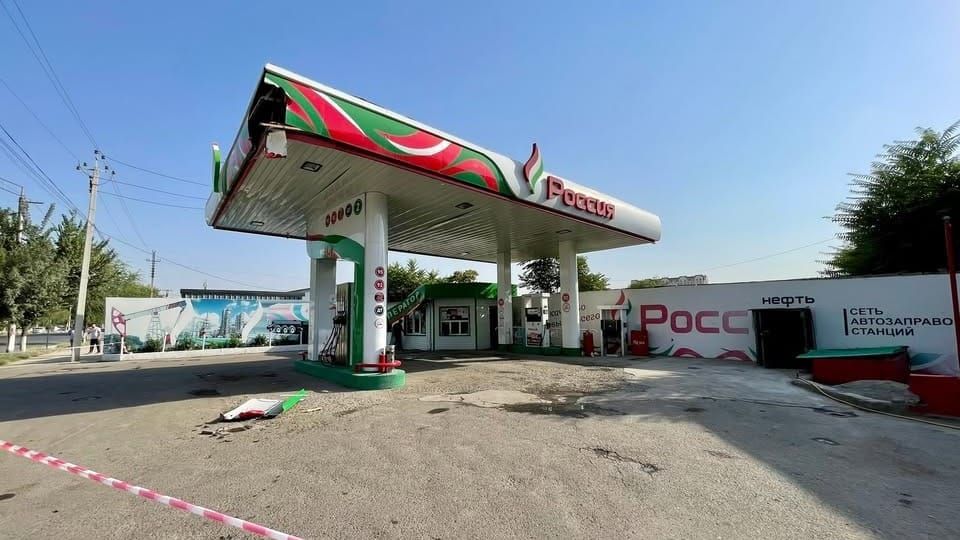 На улице Исанова в Оше начали сносить АЗС «Росcия»