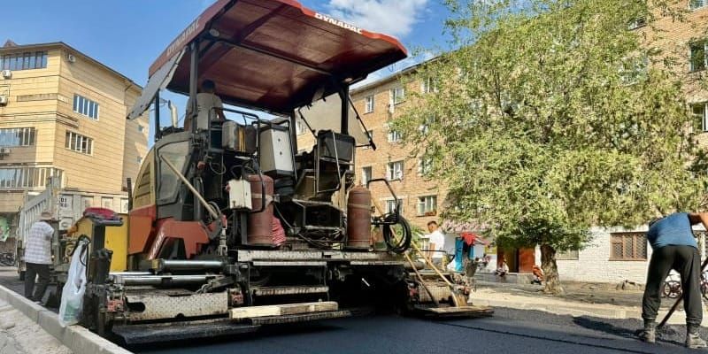 В южных микрорайонах Бишкека асфальтируют внутридворовые дороги