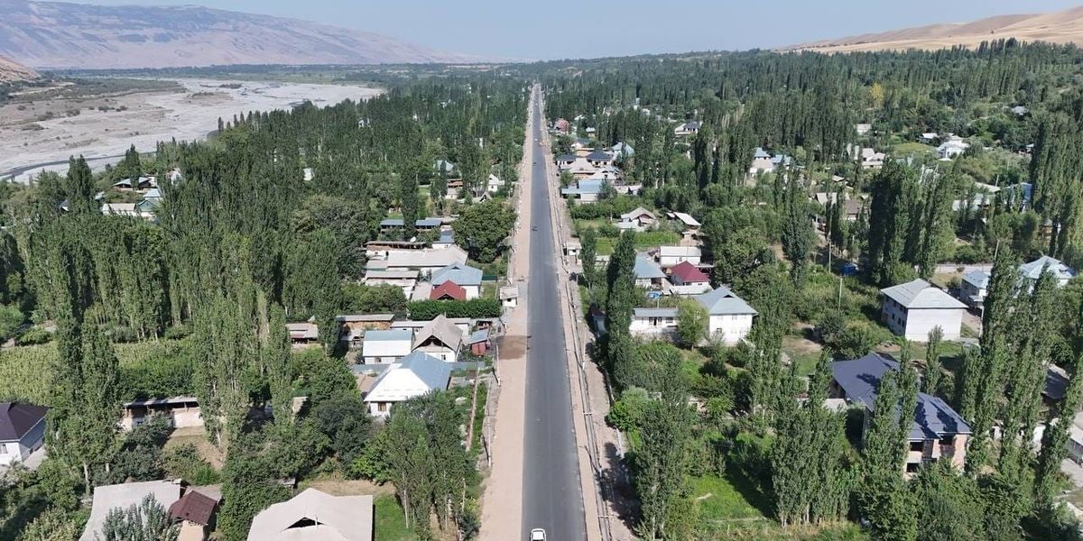 Касымалиев проинспектировал капремонт 34 км трассы Узген – Мырза-Аке – Кара-Кульджа: работы завершат до конца года