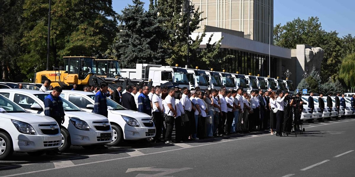 Кабмин передал госорганам 63 новых автомобиля и спецтехнику