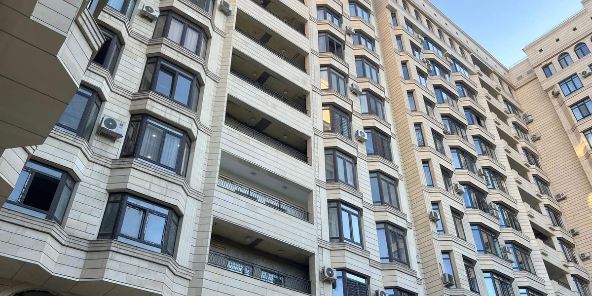 Жители дома на ул. Боконбаева в Бишкеке получили документы на квартиры. Фото: Минстрой.