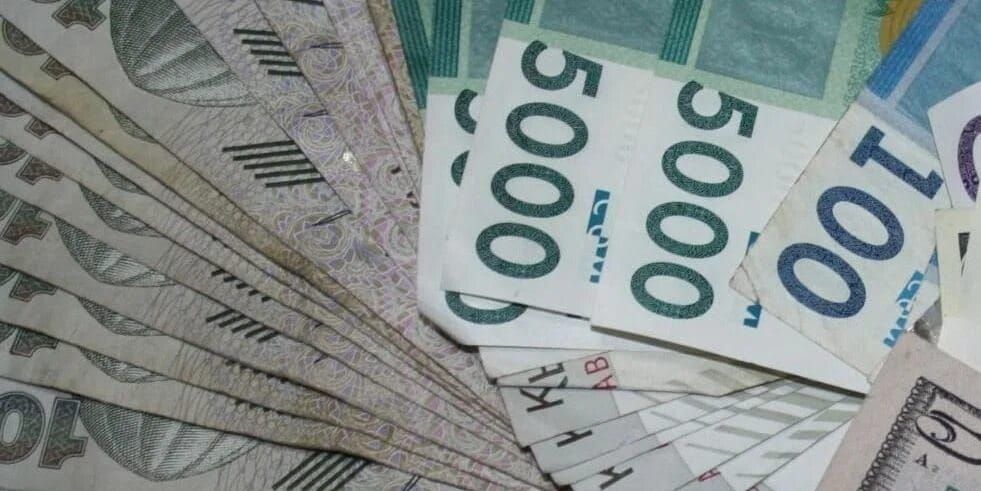 Во II квартале кыргызстанцы внесли на банковские счета почти 139 млрд сомов