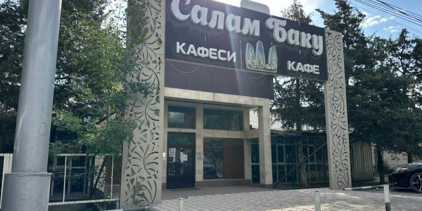 В Бишкеке сносят кафе «Салам Баку» — оно построено в водоохранной зоне