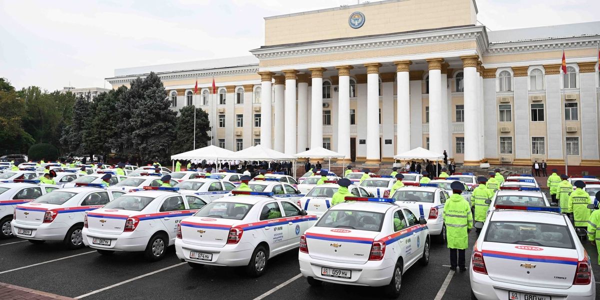 Церемония вручения  ГУОБДД 150 автомобилей. Фото: кабмин КР.