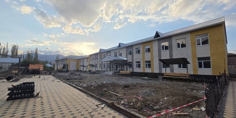 Школа им. Мирзалиева в с. Курулуш Чаткальского района. Фото: Минстрой.