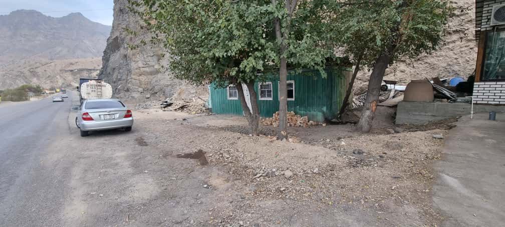 В Таш-Кумыре демонтировали более 20 торговых точек вдоль трассы Бишкек – Ош