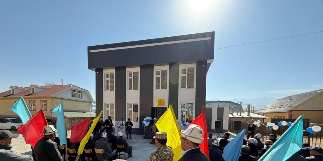 В Чон-Алае открыли новое административное здание департамента Минстроя