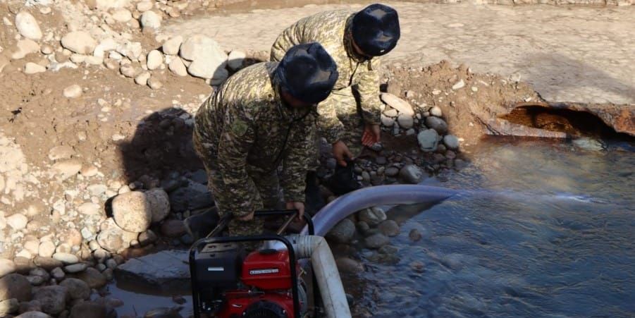 В Бишкеке продолжаются работы по устранению аварии на водоводе 5-го микрорайона
