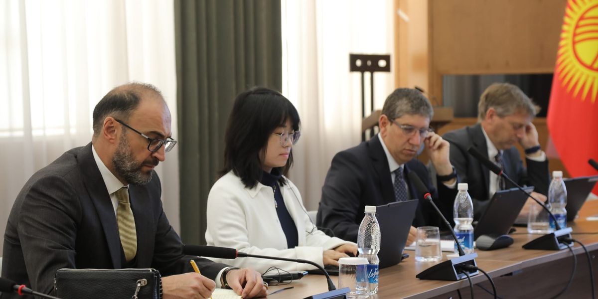 МВФ и Минфин КР обсудили реформу оплаты труда в бюджетной сфере