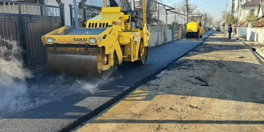 На Дубосековской улице в Бишкеке укладывают новый асфальт