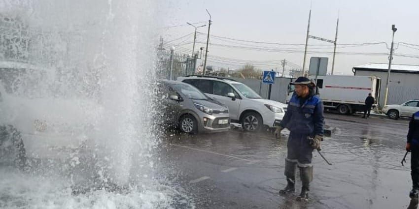 В Бишкеке устранили прорыв трубы на улице Осмонкула