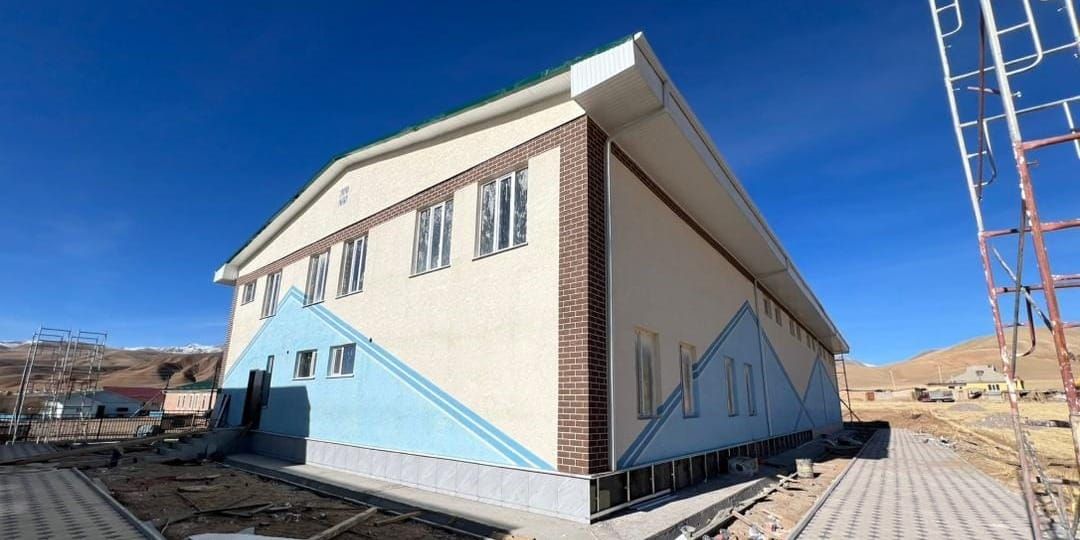 Строительство двухэтажного спорткомплекса в селе Лахол Нарынского района, готовность 88%.