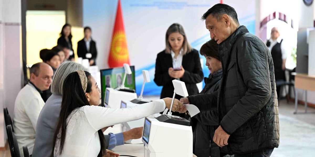 Выборы в Жогорку Кенеш: к 19:00 проголосовал каждый третий избиратель